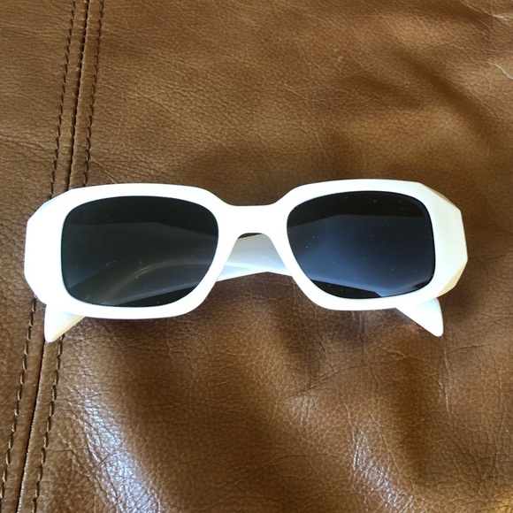 Mint condition Sunglass - Picture 4 of 6